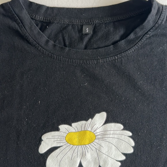 Black tee with daisy motif - Picture 3 of 4